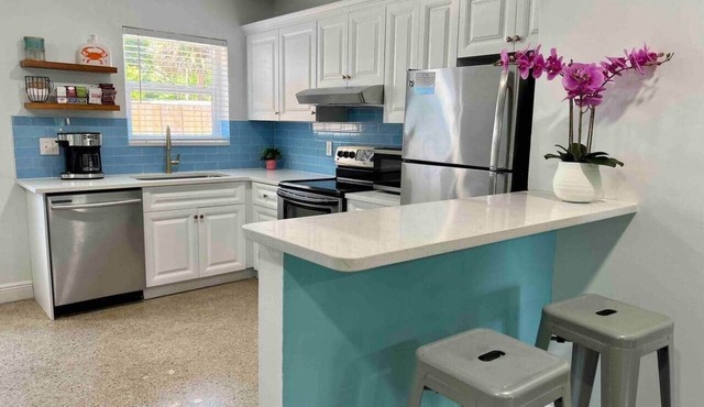 Tropical Hideaway near Beach! Tons of parking