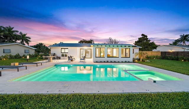 Tropical Hideout 3/2 with Heated Pool & Spa