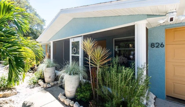Tropical house and pool - 1/2 mile away from beach