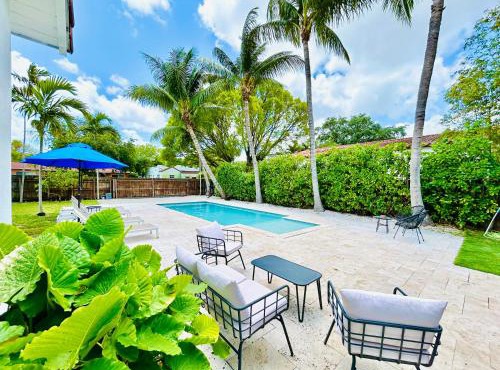Tropical House with Summer Kitchen and pool 3BR- Oasis in Miami!