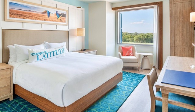 Tropical-Inspired Guest Suite With Stylish Swimming Pool Near Kansas Speedway