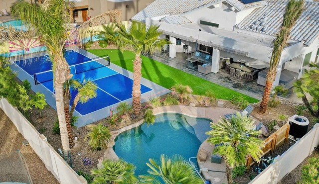 Tropical Jungle Paradise*Pickleball* Heated Pool & Hot Tub*+ Game Room!