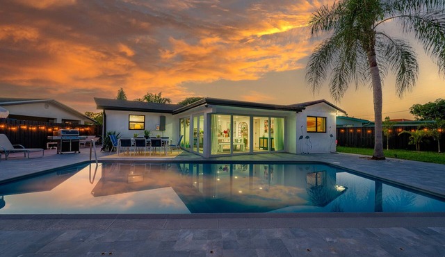 Tropical Jungle Pool House in West Palm minutes from the beach, downtown, & PBI!