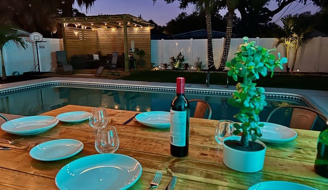Tropical Jungle Villa w/heated pool- 10 min walk to Ocean!