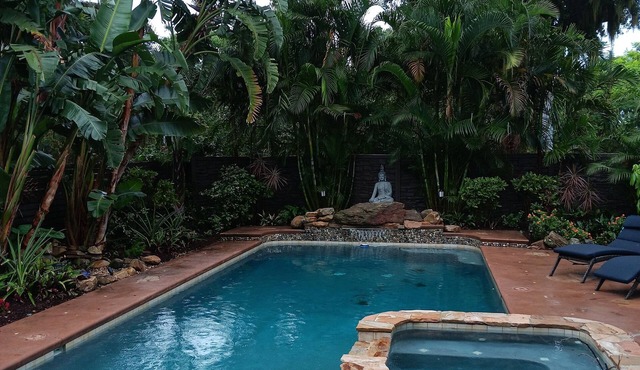 Tropical lagoon-style vintage home in historic Mt Dora