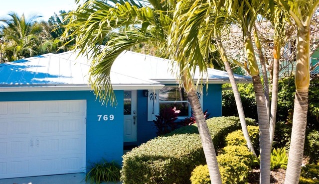 Tropical Landscaped Beach Cottage with Heated Jetted Pool