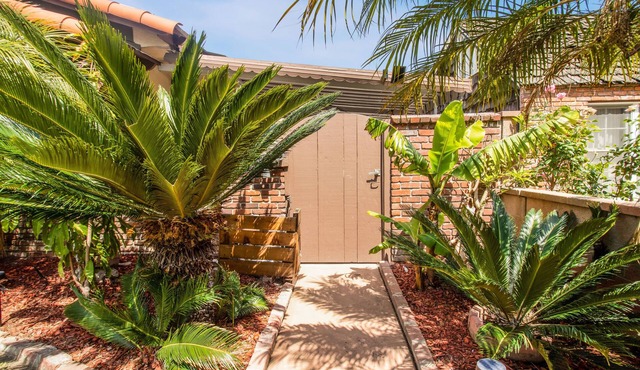 Tropical Long Beach Escape with Hot Tub 2 BR, 1 BA close to LGB, LAX, Disneyland
