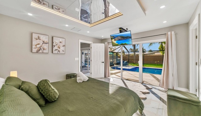 Tropical Luxe Oasis with warm Pool,5 bedr 3 bath& Mini Golf, Impact Windows