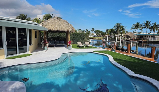 Tropical Luxury Living, waterfront, pool heated, close to the beach