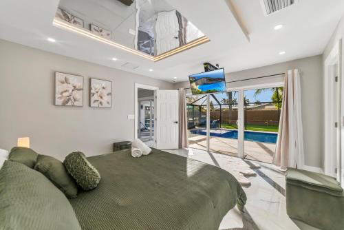 Tropical Luxury Paradise - Fully Renovated in WPB