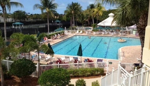 Tropical Naples Retreat! Pool and Tiki Bar Oasis!