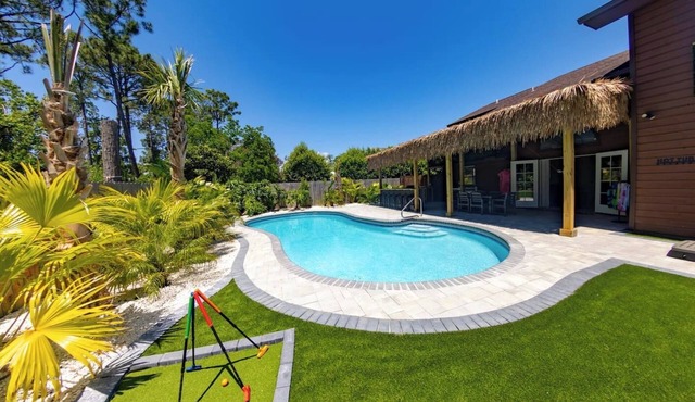 Tropical Oasis, Sleeps 20, 5 Min to Beach, HTD Pool, Mini Golf Hot Tub Game room
