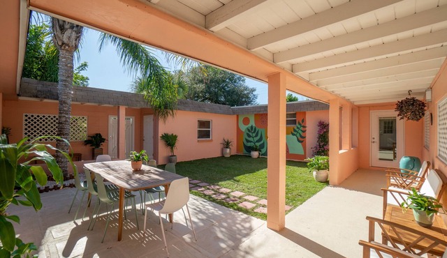 Tropical Oasis - 1 block to beach - close to downtown