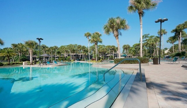 Tropical Oasis - 10 min from shopping, restaurants & downtown, 20 min Naval base