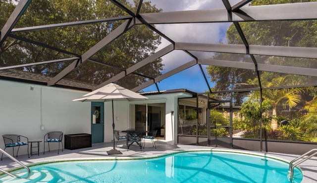 Tropical Oasis 7 mins to beach w/ pool & hot tub