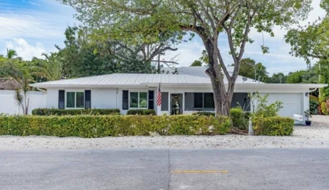 Tropical Oasis Anchor located on the bayside. Upcoming Pool ready by 2026