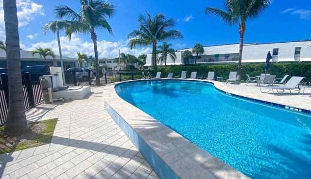 "Tropical Oasis" by the beach & shops, with pool