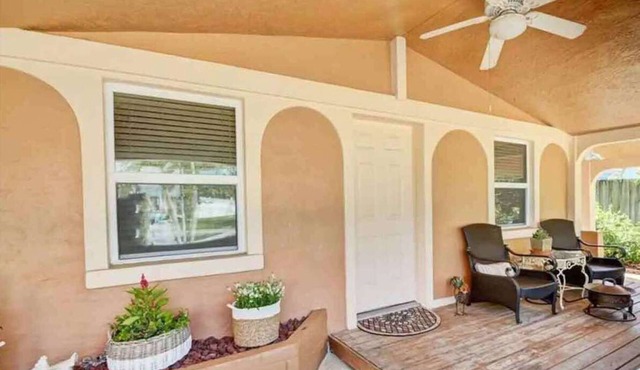 Tropical Oasis Getaway in Historic Manatee Pocket