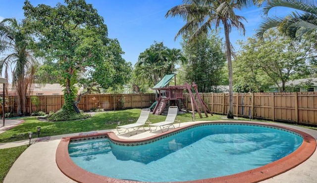 Tropical Oasis+heated Pool-4BR/KINGS/1mi to BEACH!