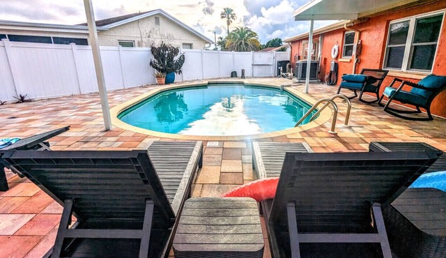 Tropical Oasis -Heated Pool- Whole Home