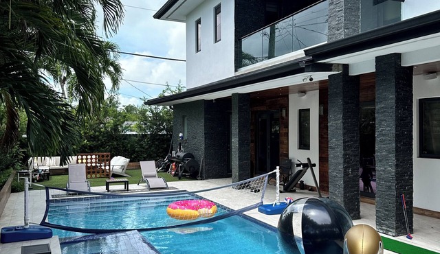 Tropical Oasis: Heated Pool, Hot Tub, near Airport