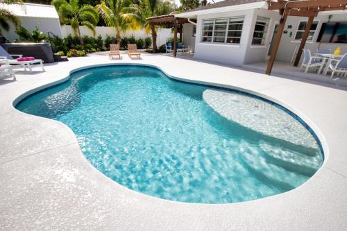 Tropical Oasis Heated Pool Hot Tub Near Siesta Key