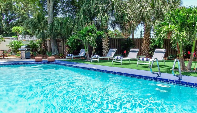 Tropical Oasis - Heated Pool - Hot Tub - Downtown and Beaches