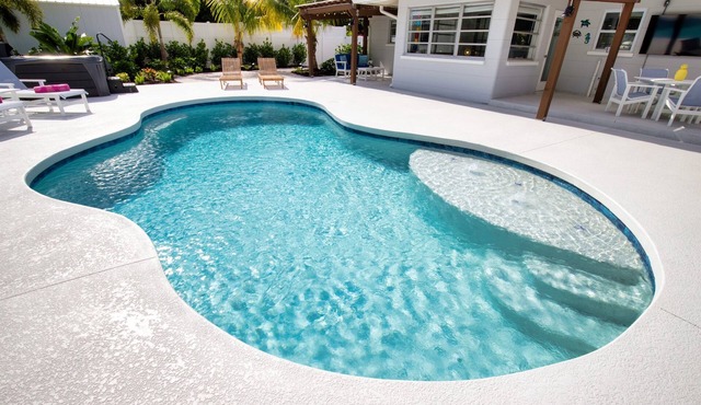Tropical Oasis Heated Pool Hot Tub Near Siesta Key
