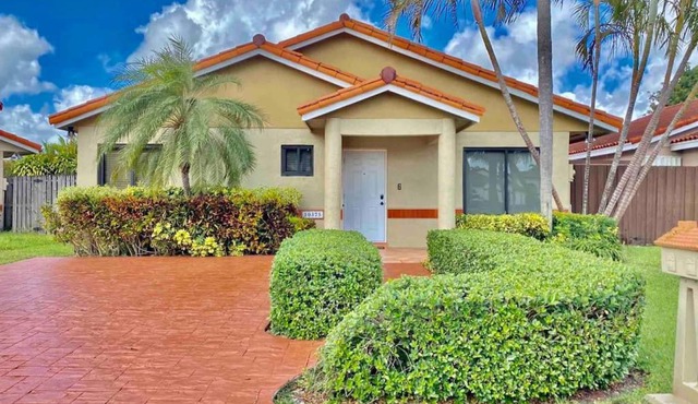 Tropical Oasis home w Community Pool great area