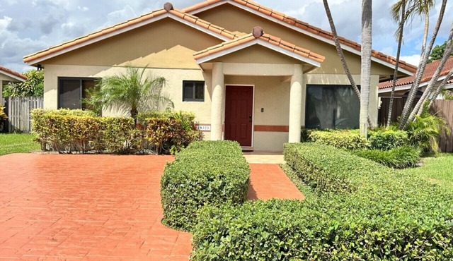 Tropical Oasis home w Community Pool great area