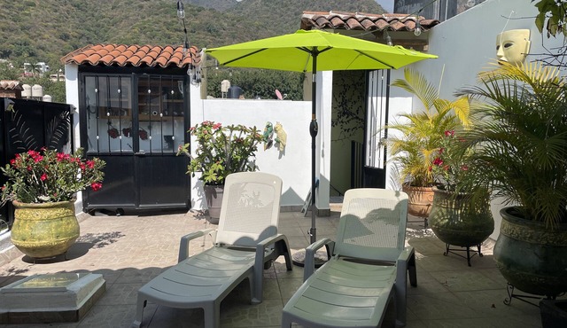 Tropical Oasis in Enchanted Forest Setting. Walking distance to EVERYTHING!