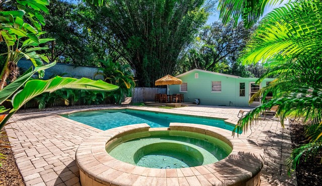 ☆Tropical Oasis☆ Luxury Pool & Ace Location