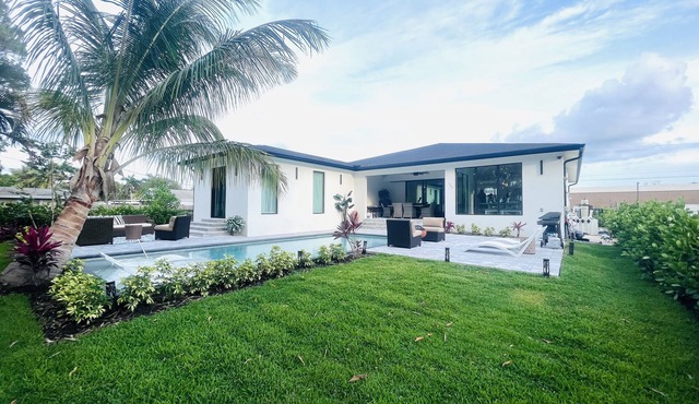 Tropical Oasis! New Construction! In the Heart of Naples! PET FRIENDLY!
