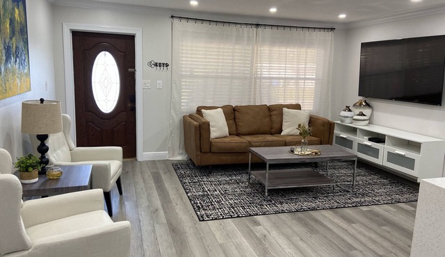 Tropical Oasis Plus with Hot Tub+5mi to Beach, Near IMG!