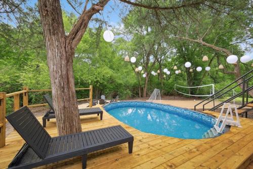 Tropical Oasis - Pool + Beach Volleyball + Firepit