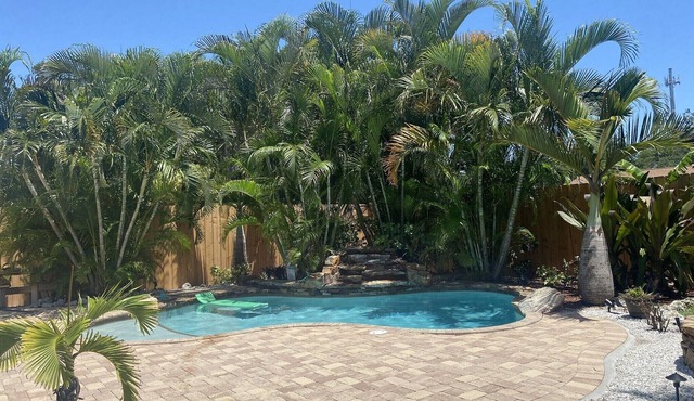 Tropical Oasis Pool Home 1 mile from Casey Key Beach