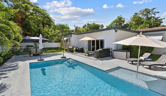 Tropical Oasis w pool, AC 10 mins from beach and Brickell