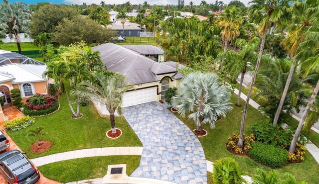 Tropical Oasis W/Heated Pool 2 miles to the Beach