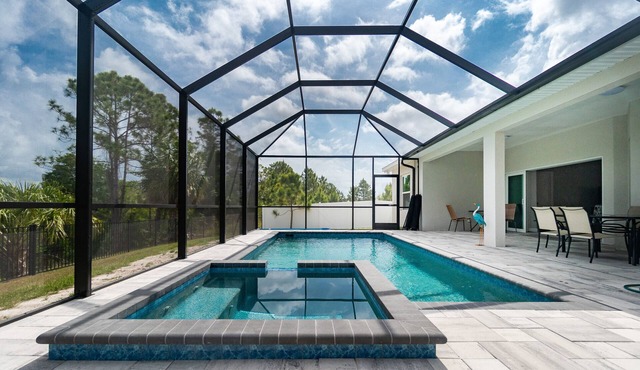 Tropical Oasis with saltwater pool & hot tub on a canal 8 miles from beaches