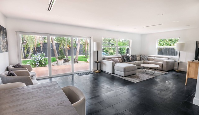 Tropical Oasis with Modern Kitchen & Private Backyard- 15 Min to Beach/Downtown