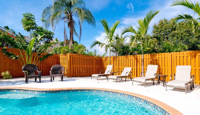 Tropical Oasis with heated pool/jacuzzi - 10 min from Anna Maria Island beach!