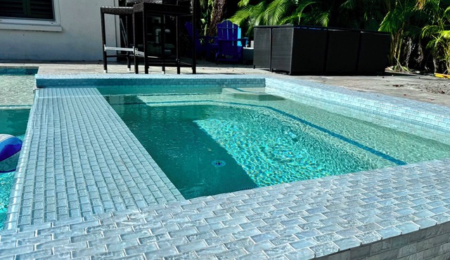 Tropical Oasis with Private Pool & Spa, minutes from Siesta Key Beach!