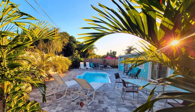 Tropical Paradise Heated Pool - Kayaks &PaddlBrd! 5min to Beach, Stadiums, PGA