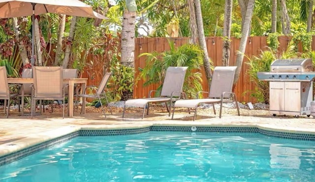 Tropical paradise, 3/2 house near the beach, heated pool