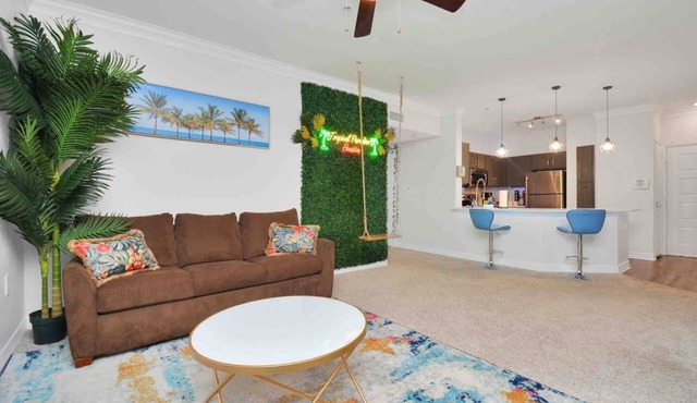 Tropical Paradise - 2BR - FIFA World Cup - Walk to NRG - Pool - Gym - Sleep 6