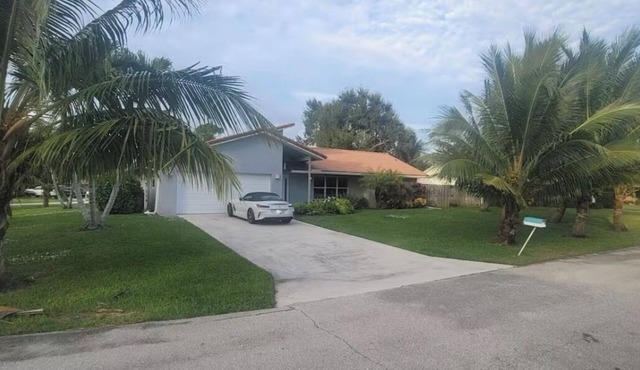 Tropical paradise - 3 bedrooms, a pool & a Tiki Hut in beautiful Jupiter Florida