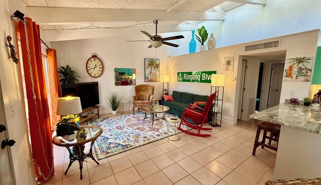 Tropical Paradise close to Downtown Sarasota, One Bedroom Plus Den, One Bath