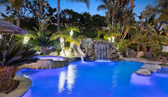 Tropical Paradise: Enchanting Vacation Home with a Resort-Style Oasis Backyard!