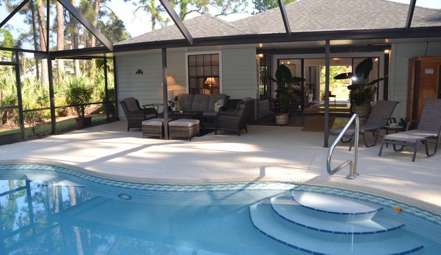 Tropical Paradise! Heated Pool & Sauna. Large very private yard. Near Everything