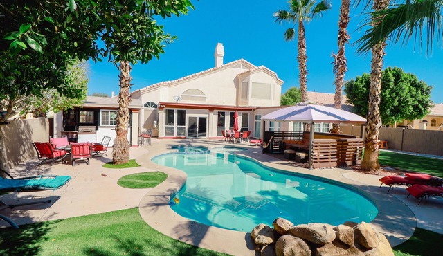 Tropical Paradise in Garden Lakes!